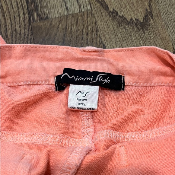 Hooters Women's Pocket Shorts - Picture 3 of 7